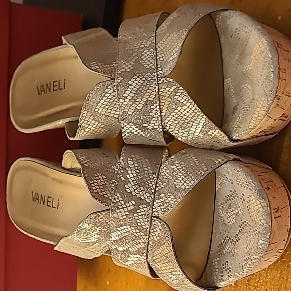 Vaneli Gold Shimmer Printed Platform Sandals Size 11 B - Picture 8 of 8